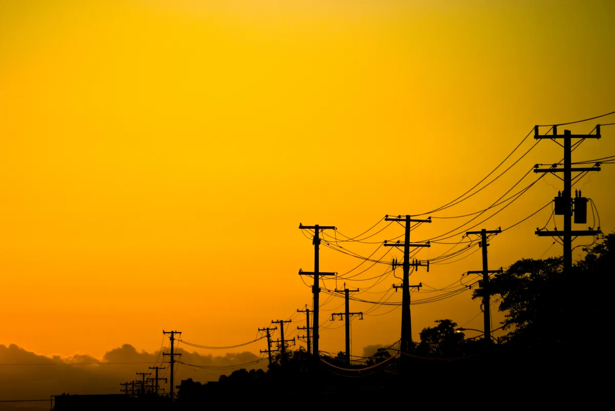 US Power Prices Surge 76%: Watchdog Investigates Grid Costs