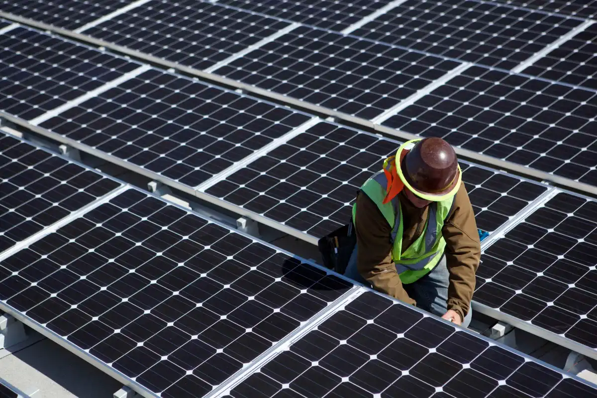 Solar Growth vs. AI Energy: Why Fossil Fuels Persist